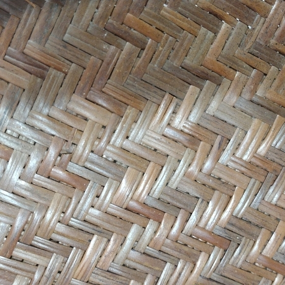 vintage hand woven flat basket with small tight weaves - Picture 5 of 9